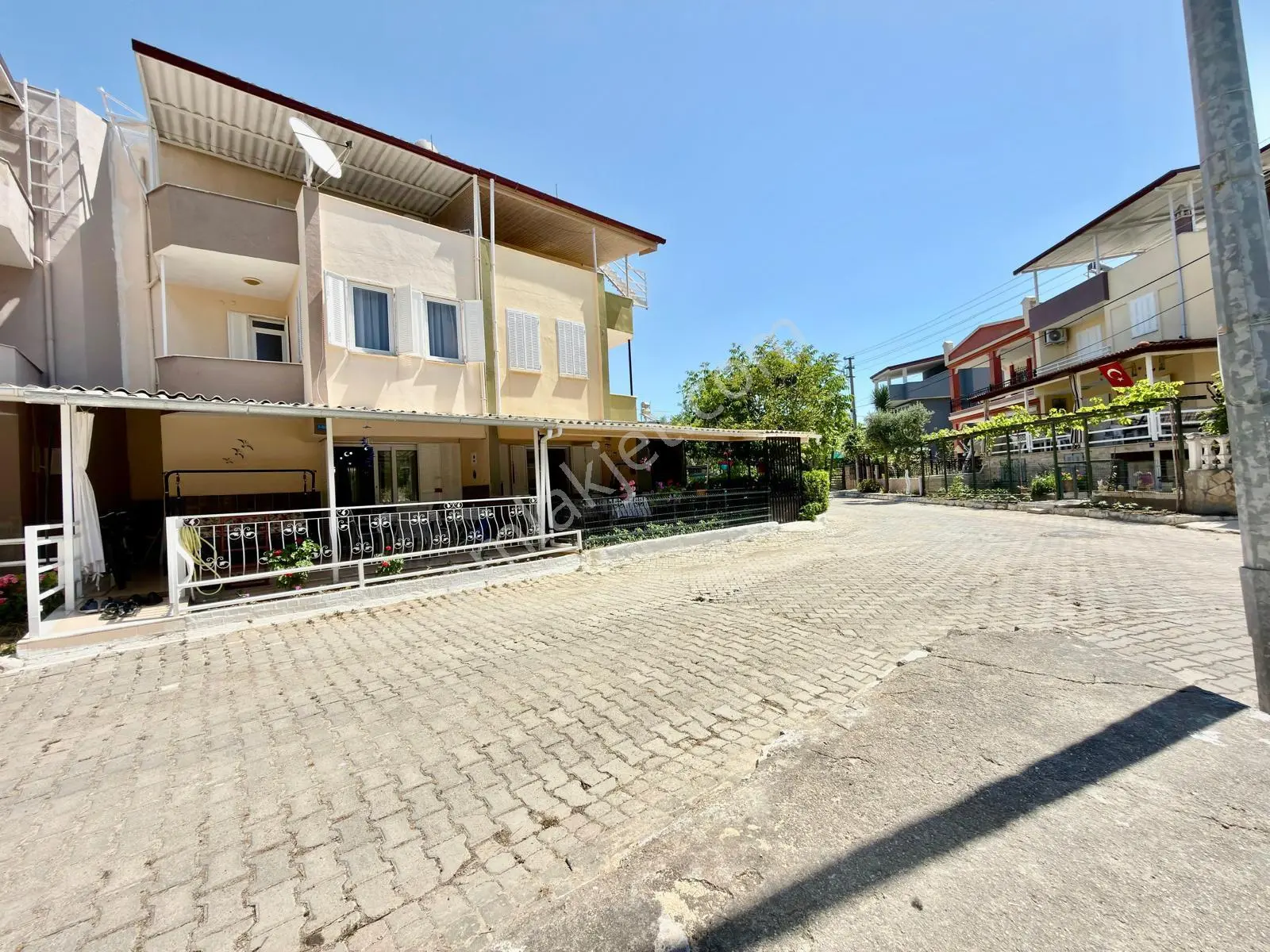 Kuşadası Sahilde Plaja Yakın 750m 4+1 Satılık - Görsel 2