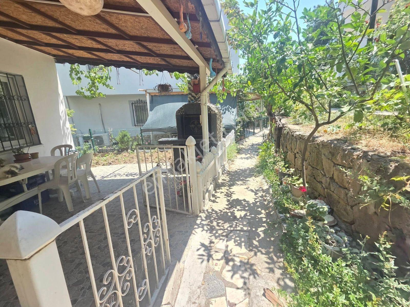 Yenifoça'da Deniz Manzaralı Müstakil Bahçeli Satılık Tripleks - Görsel 35
