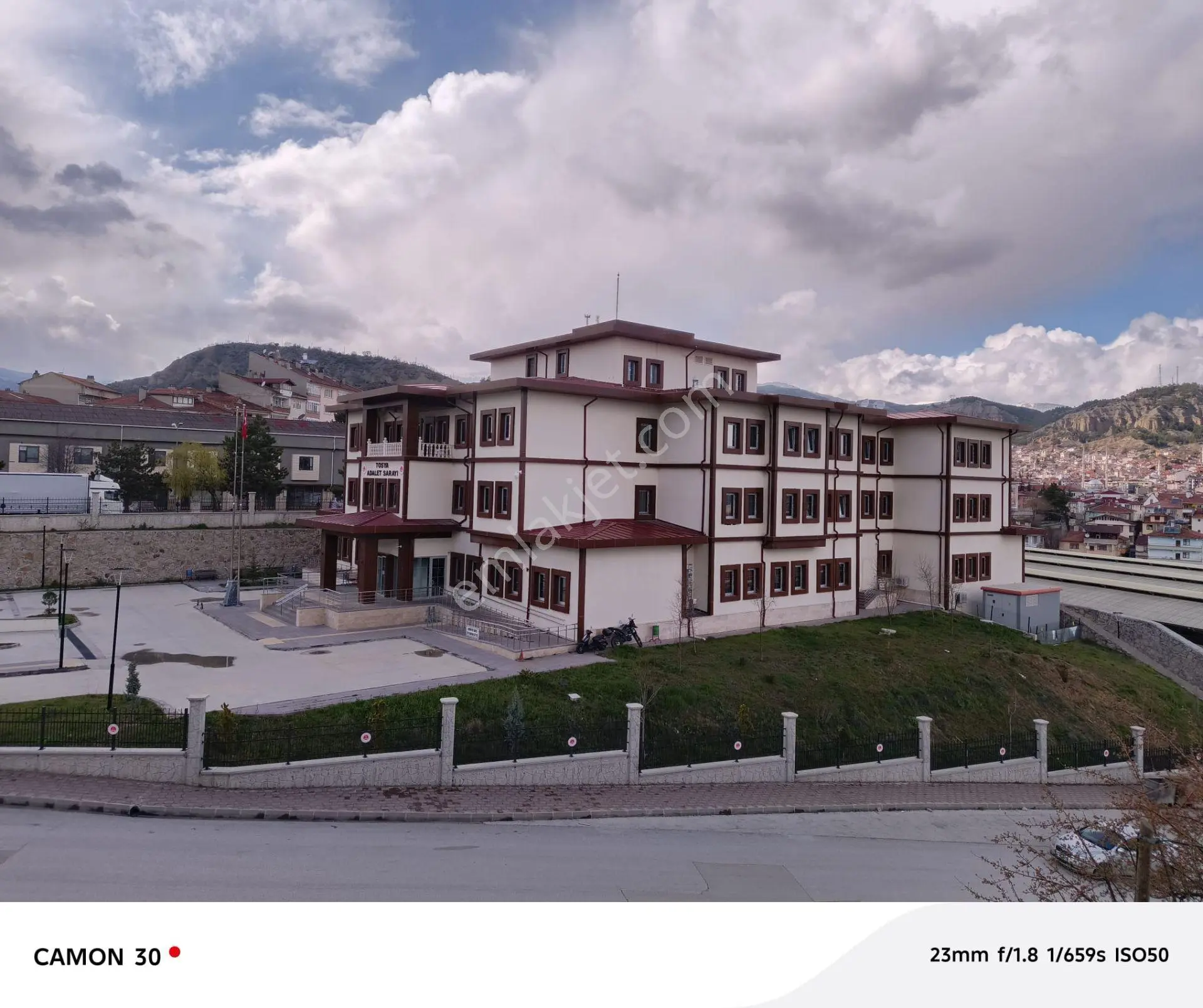 Bahçelievler Mah.adliye Binası Karşısında 1+1 Satılık Büro