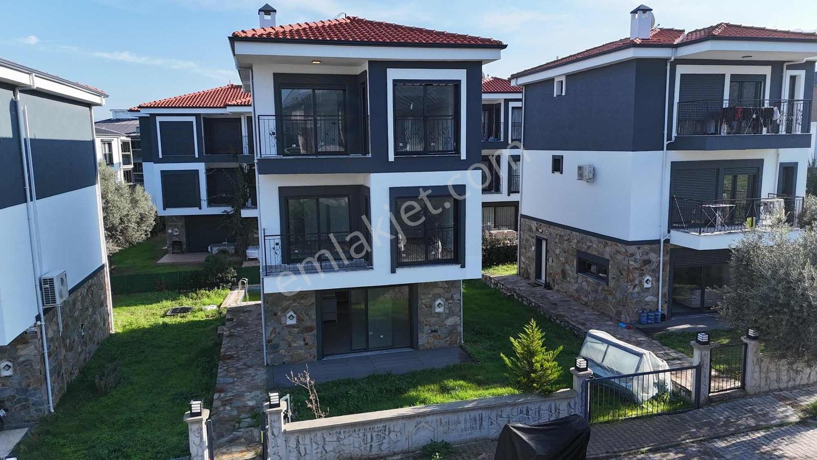 Kuşadası Davutlar Merkezde Satılık Asansörlü 3+1 Villa - Görsel 14