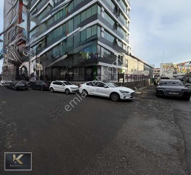 Gaziler Akatay Plaza Altı Satılık 320 M2 Köşe Dükkan
