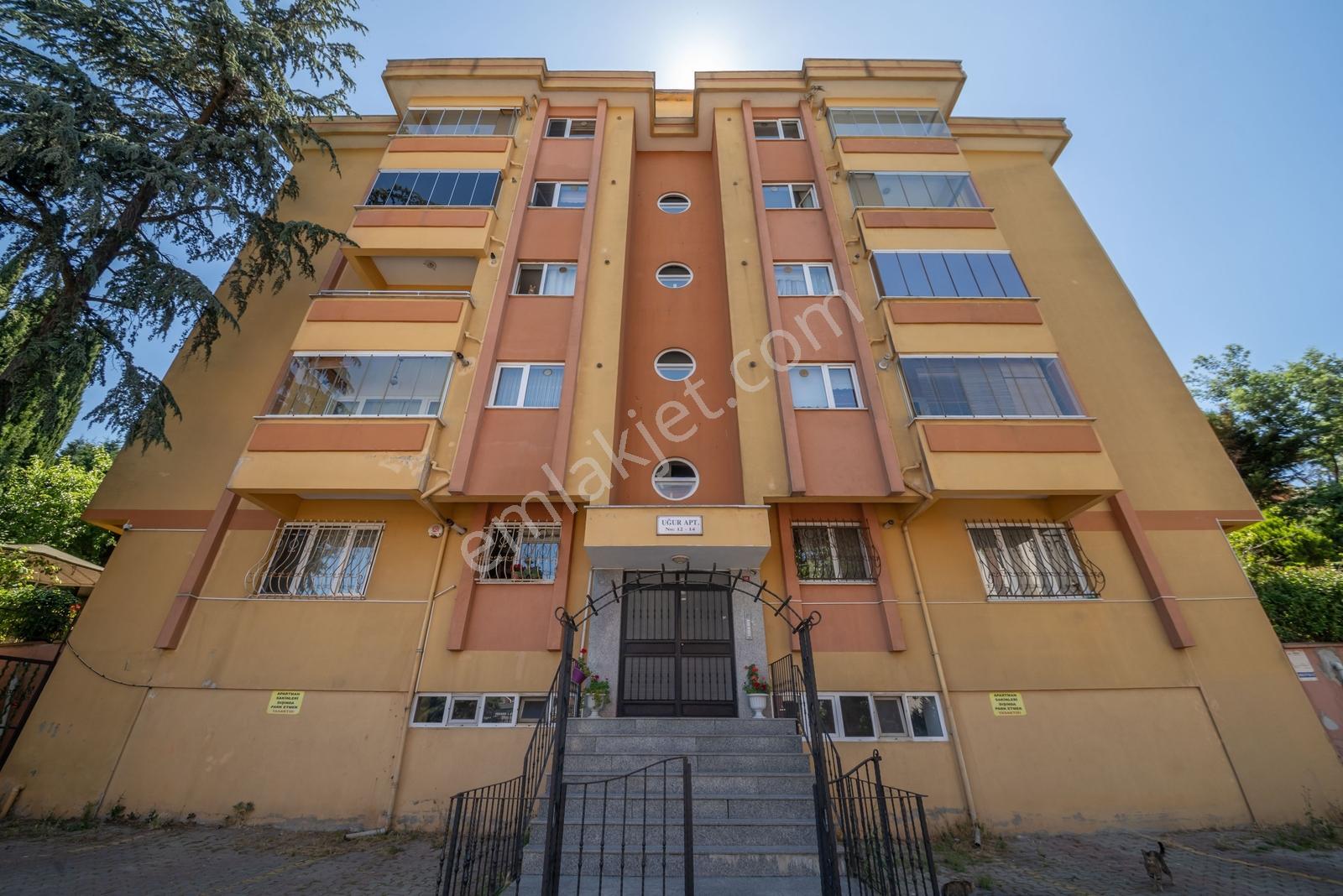Yakacık'da Deniz Manzaralı Satılık Çatı Piyesli Daire