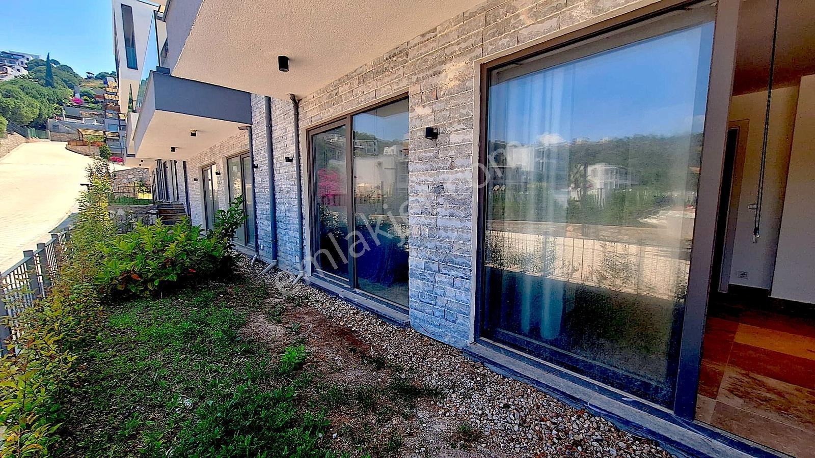 Boğaziçi Denize Sıfır Plajlı Sitede Ön Sırada Satılık Villa - Görsel 18