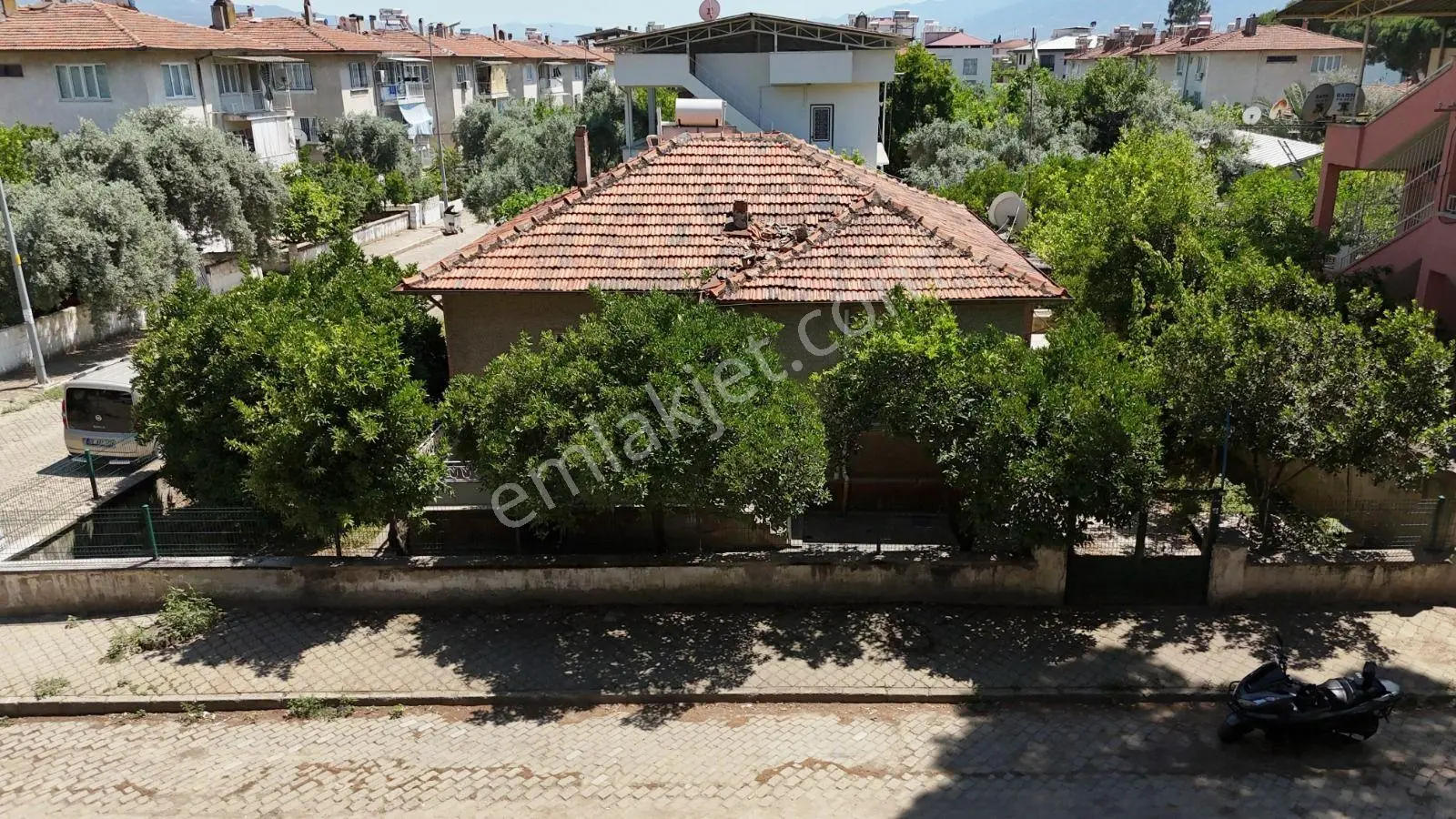 Şirinevler'de Müstakil Ev & 3 Kat İmarlı Köşe Parsel Arsası