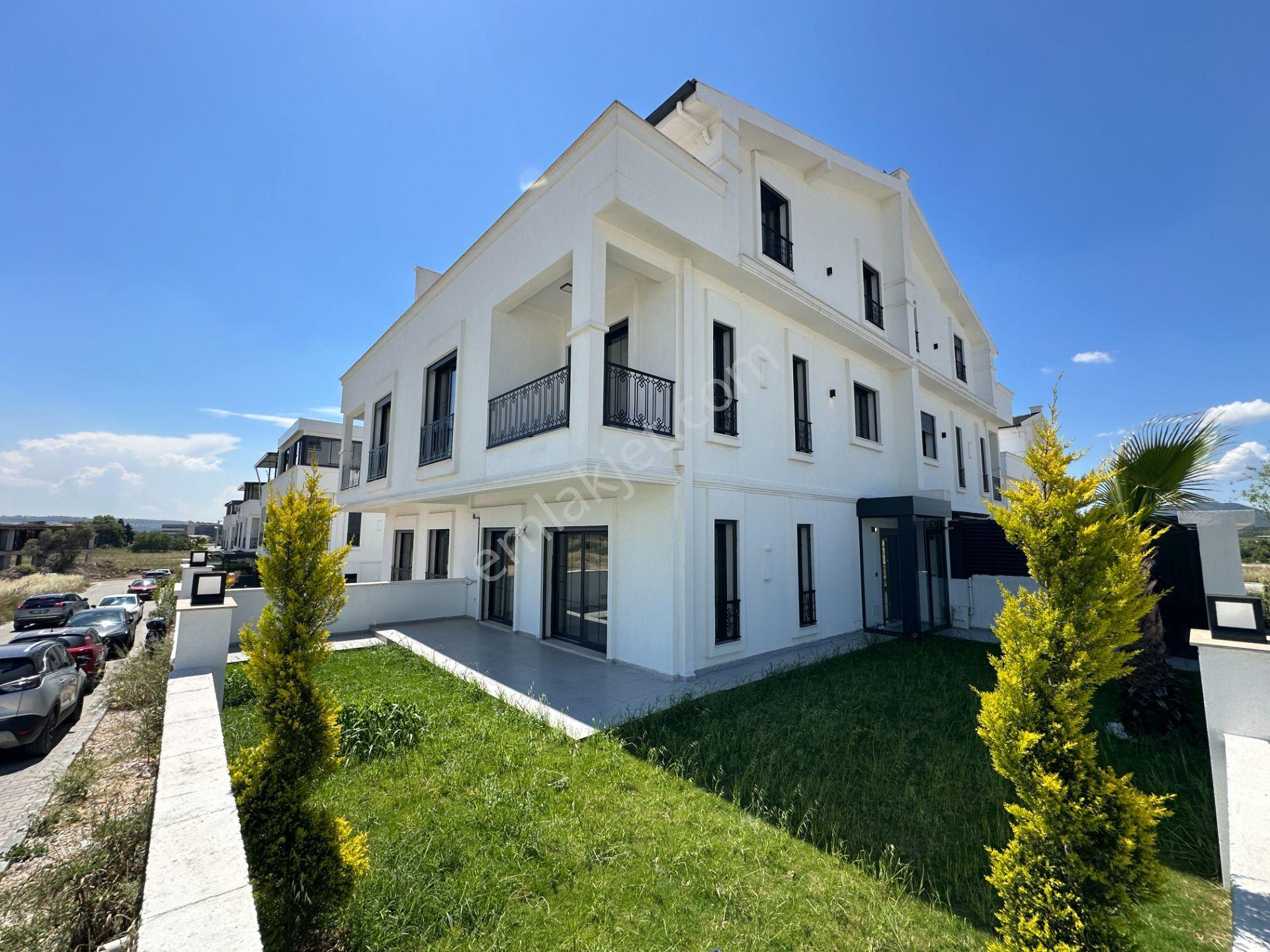 Menderes Barbaros Mahallesinde Satılık Müstakil Bahçeli Villa - Görsel 34