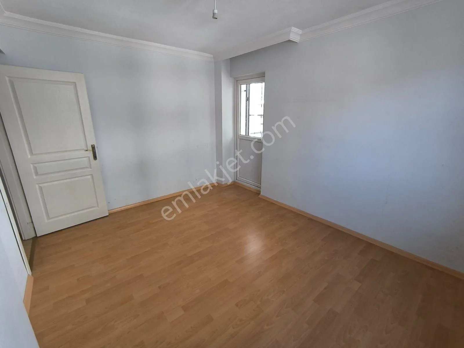 Alsancak Mahallesinde 3+1 Katta Kiralık Daire Ön Cephe Balkonlu - Görsel 5