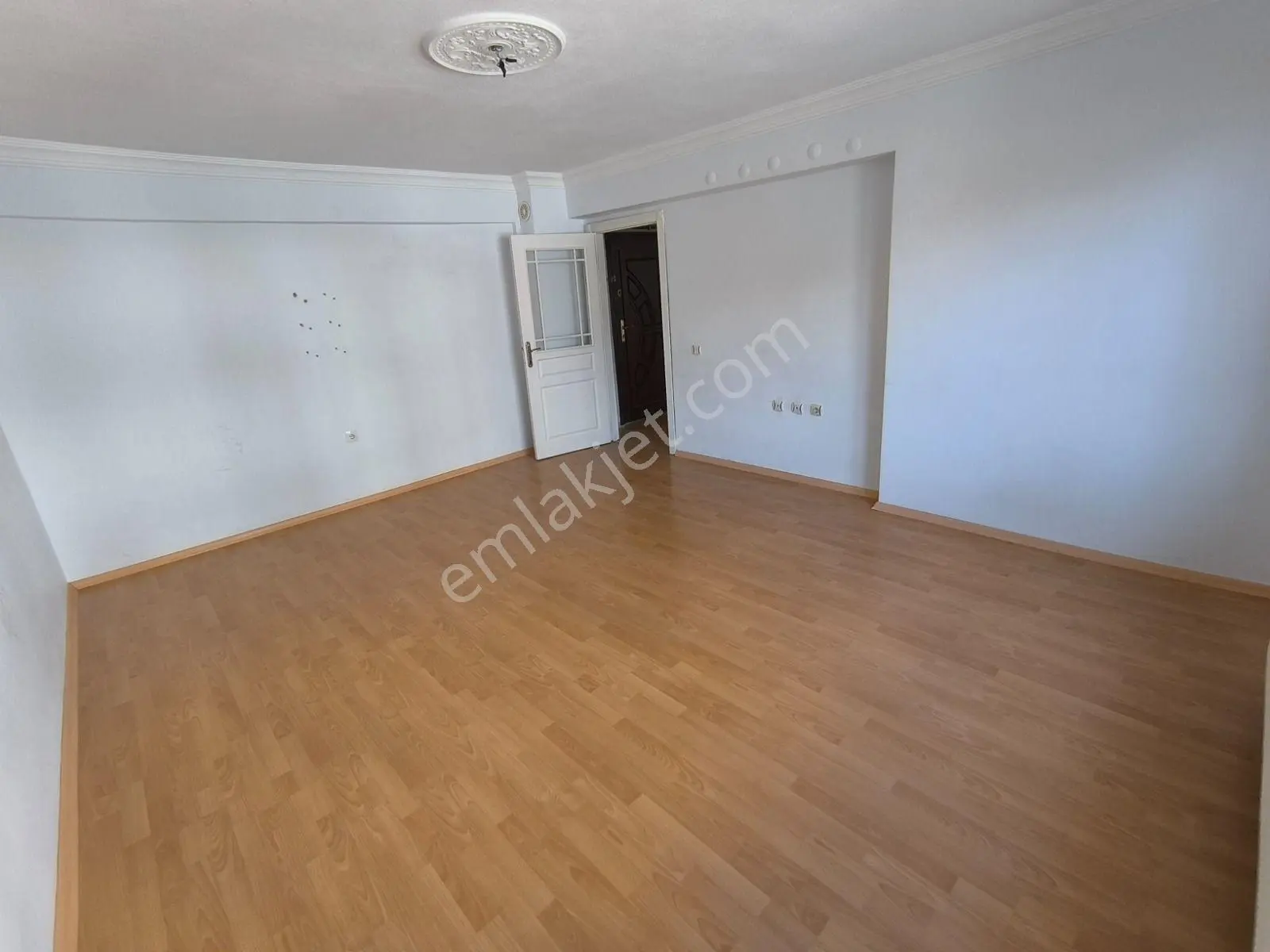 Alsancak Mahallesinde 3+1 Katta Kiralık Daire Ön Cephe Balkonlu - Görsel 3