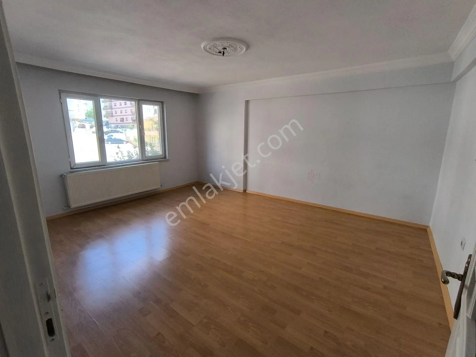 Alsancak Mahallesinde 3+1 Katta Kiralık Daire Ön Cephe Balkonlu - Görsel 2