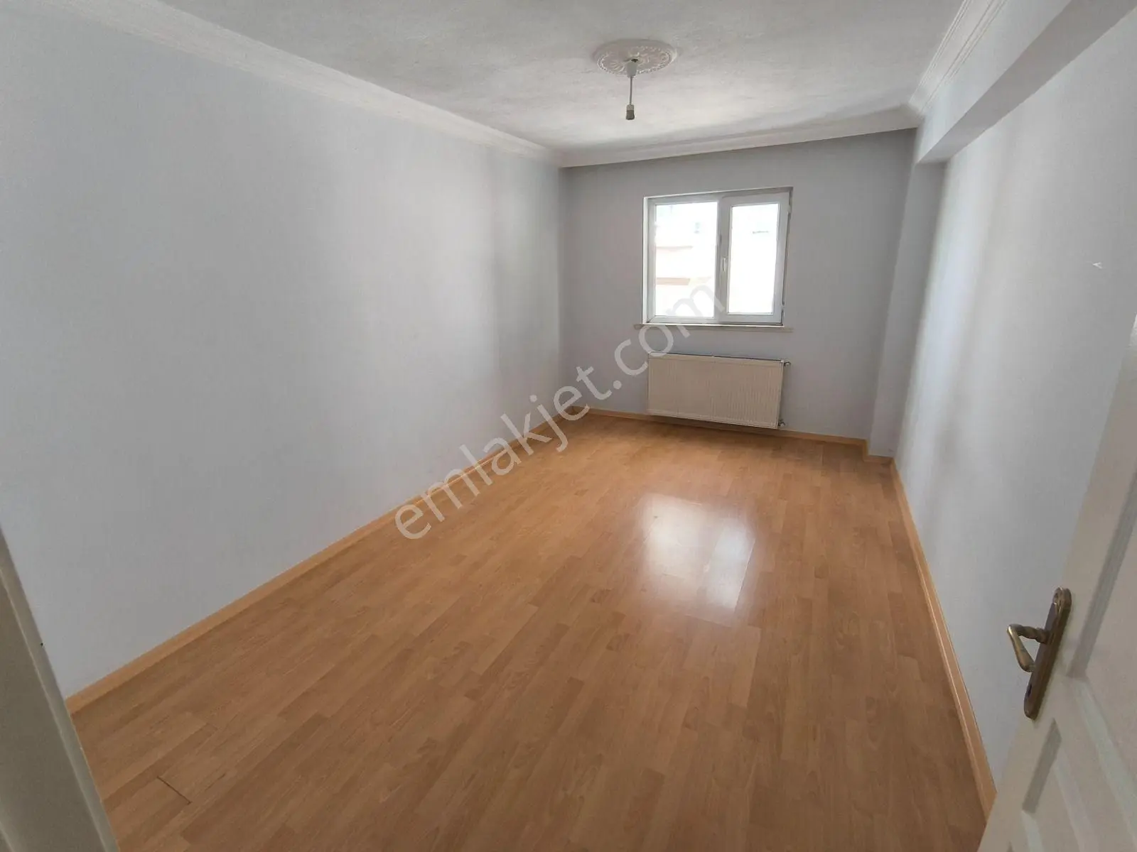 Alsancak Mahallesinde 3+1 Katta Kiralık Daire Ön Cephe Balkonlu - Görsel 6