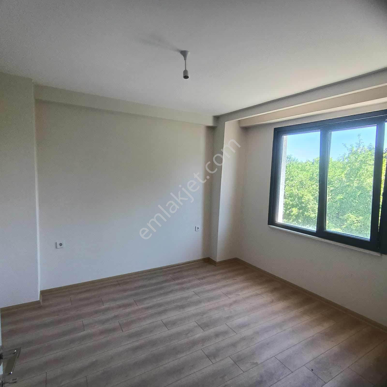 Belediye Ve Kaymakamlığa Çok Yakın 1+1 Daire - Görsel 3