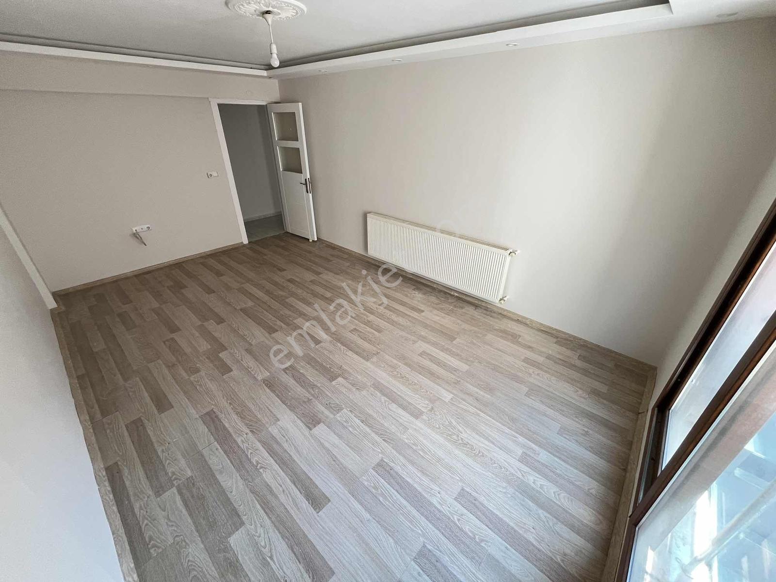 Asil Emlak'tan Muradiye İstasyon Caddesi Üzeri 3+1 Ara Kat Daire - Görsel 2