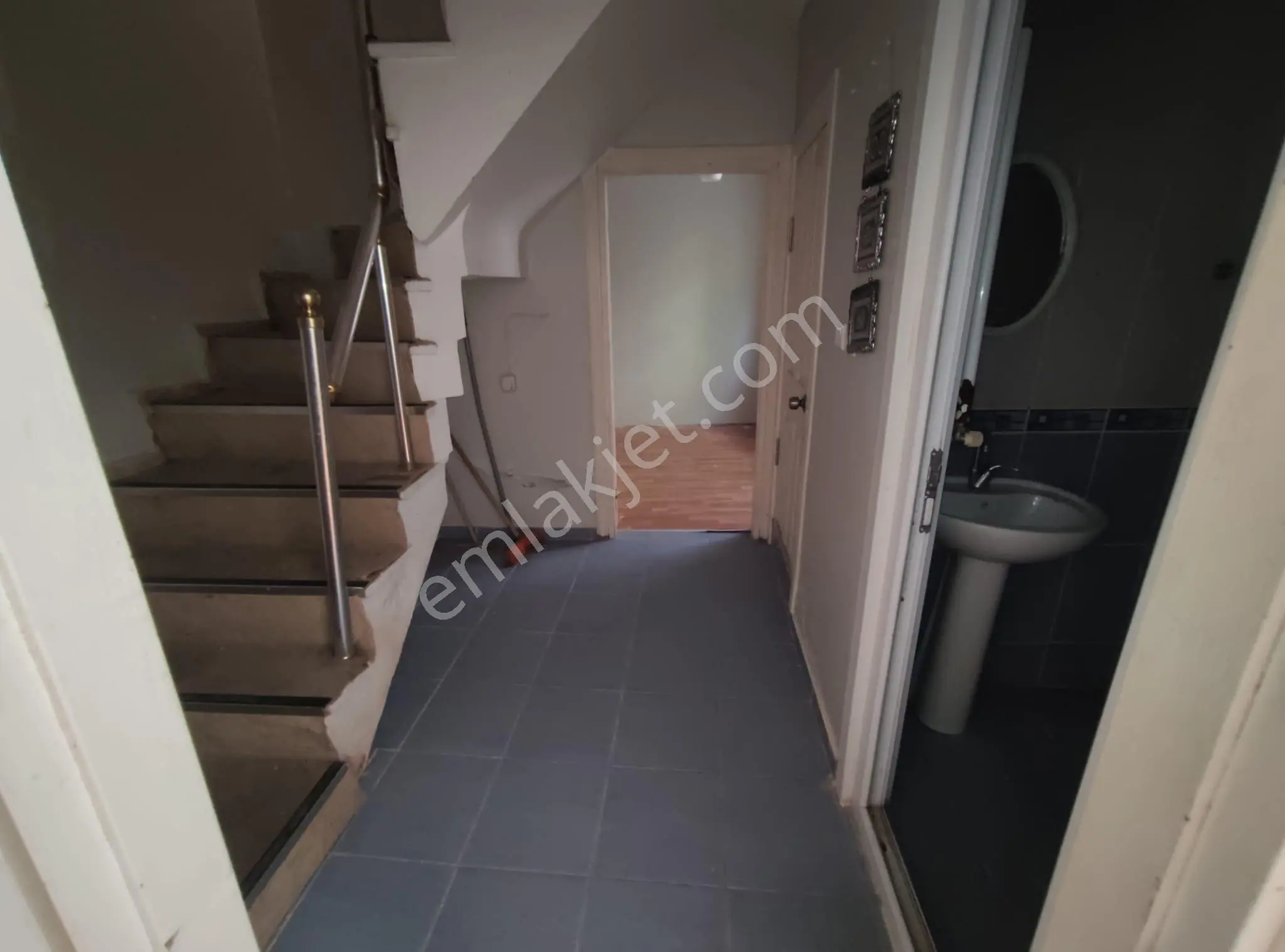 Bahçelievler'de Kiralık 2+1 Merkezi Konumlu Boş Daire - Görsel 2