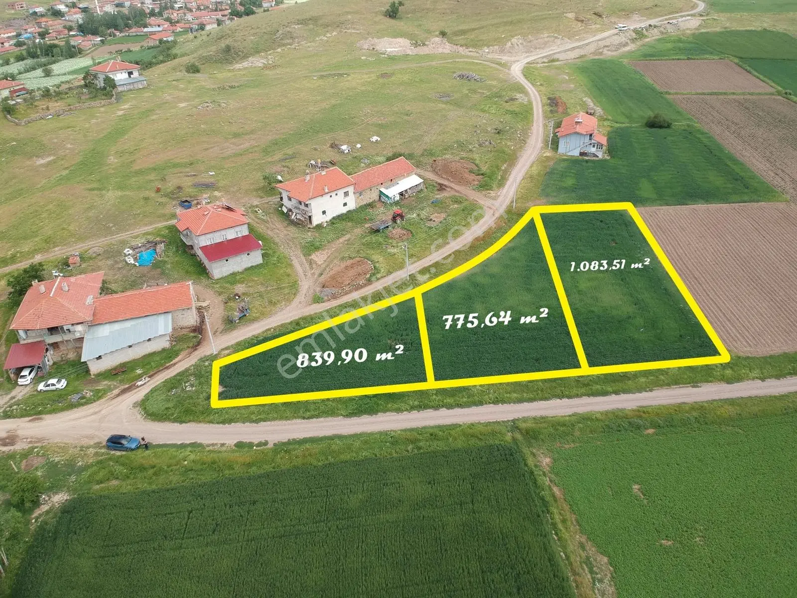 İlbey // Şuhut Mahmut Köyünde 840-776 Ve 1.084 M² Üç Adet Arsa
