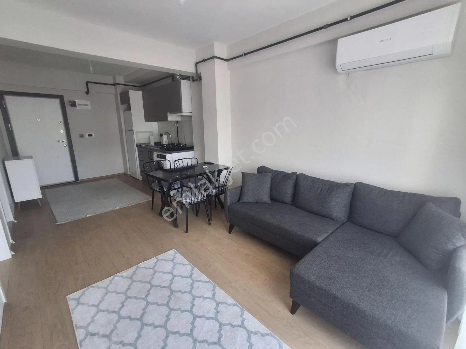 Doğalgazlı, Yerden Isıtmalı, Sıfır Eşyalı Kiralık 1+1 Daire - Görsel 2