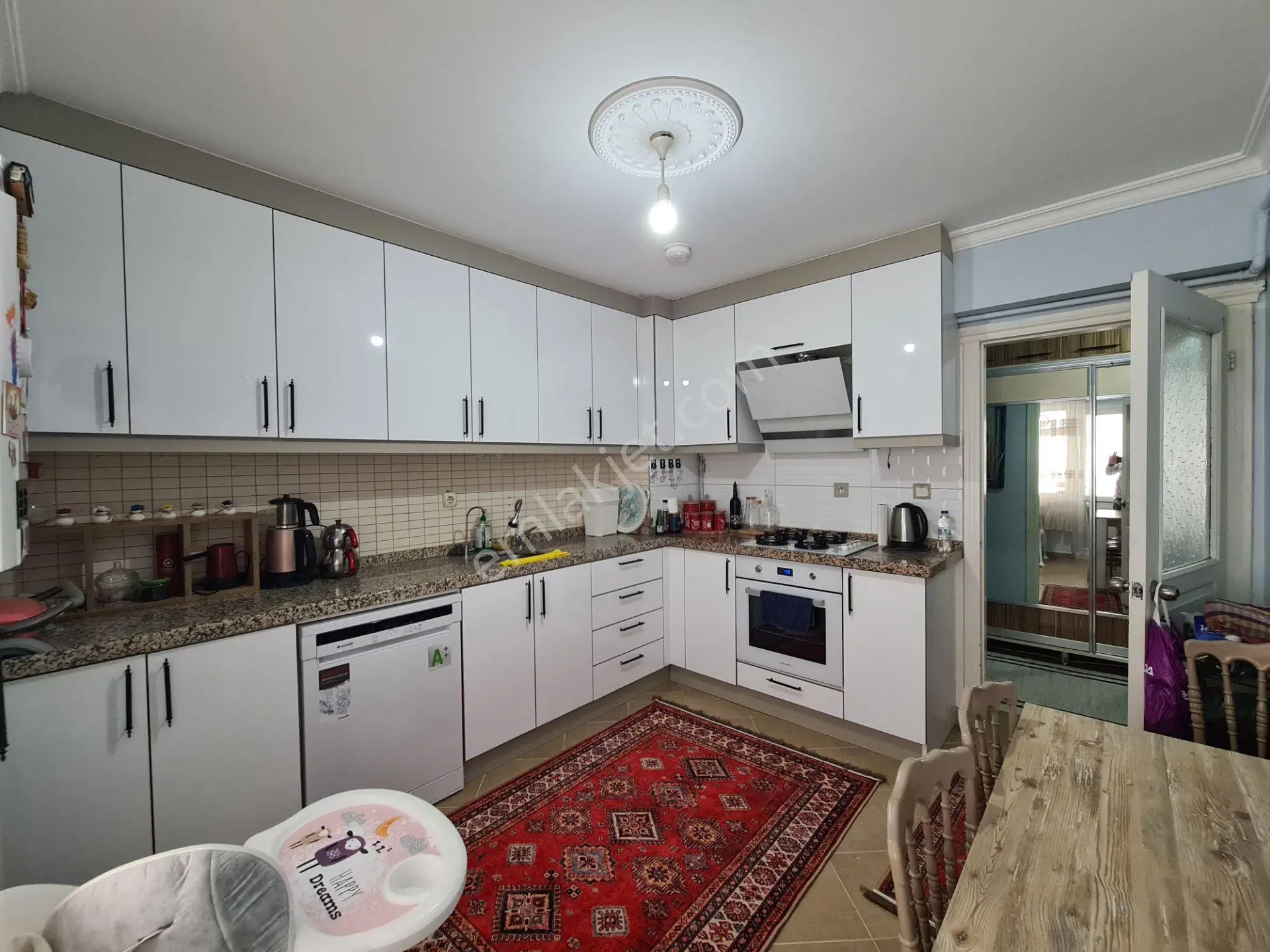 Sancaktepe Göbekte Kat Konumunda 2-balkonlu Kök Tapu 3+1 Daire