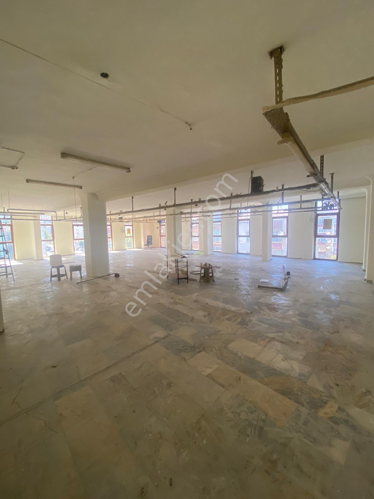 İnönü Cad.üzeri Üçyüzlü Meydanda 240 M2 2.kat Kiralık İş Yeri