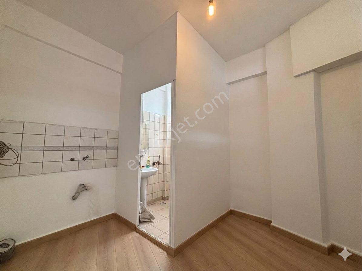 Alsancak Kahramanlar'da Emot Karşısı 40m2 Wc'li Kiralık Dükkan! - Görsel 8