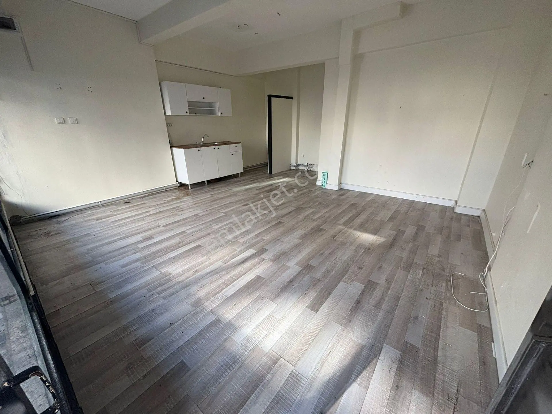 Kaçmaz'dan Küçükyalı Minibüse 1. Paralelde Marmaraya Komşu Dükka