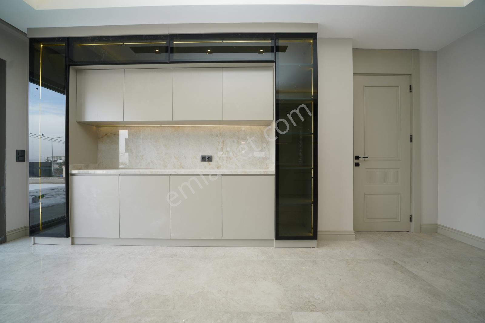 Konal 'dan | Cadde Üzeri Lüx 4+1 + Çamaşır + Giyinme Odalı Villa - Görsel 16