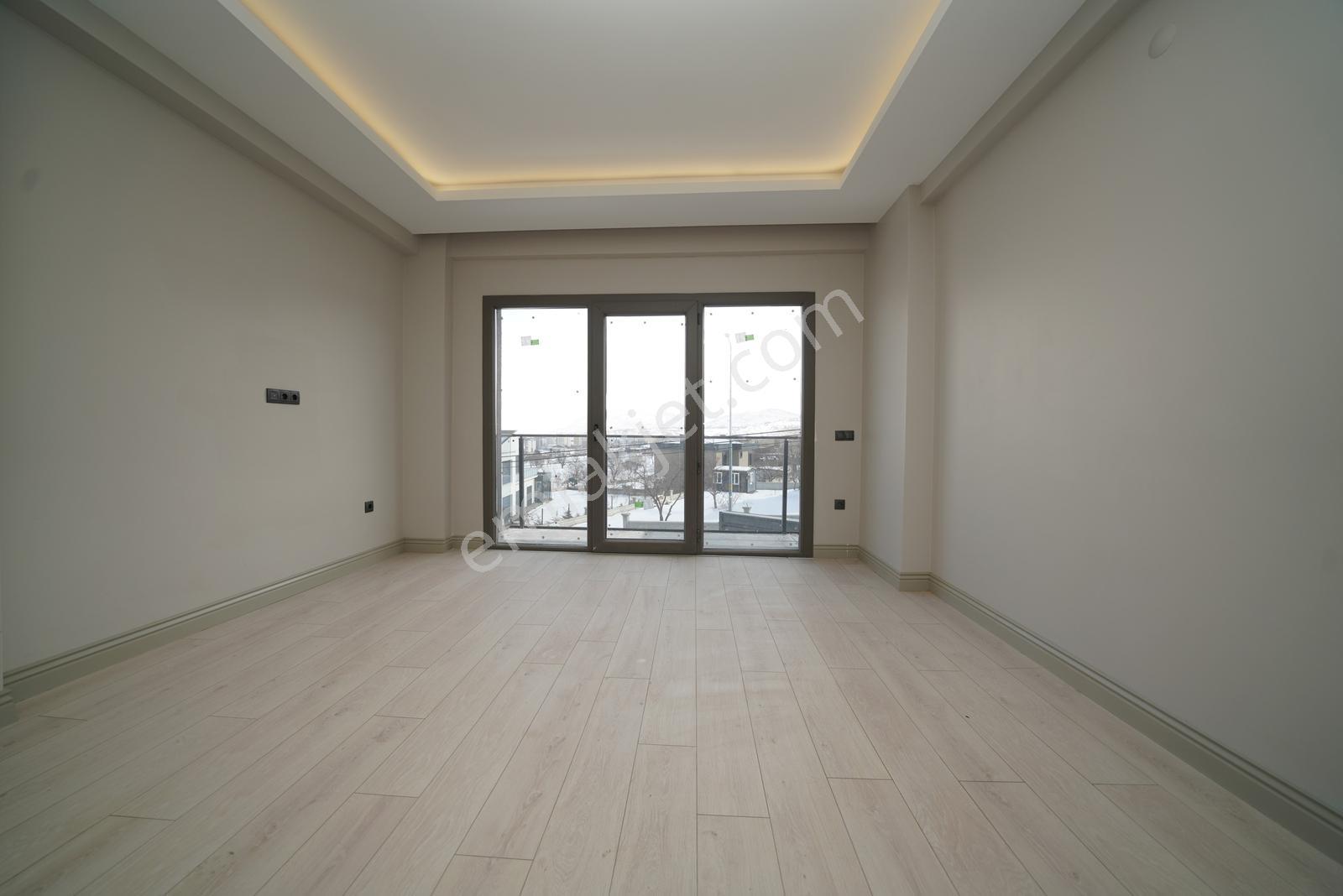 Konal 'dan | Cadde Üzeri Lüx 4+1 + Çamaşır + Giyinme Odalı Villa - Görsel 9