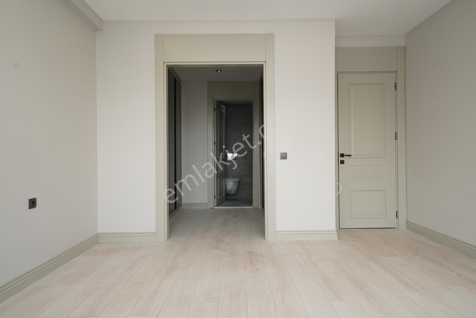 Konal 'dan | Cadde Üzeri Lüx 4+1 + Çamaşır + Giyinme Odalı Villa - Görsel 6