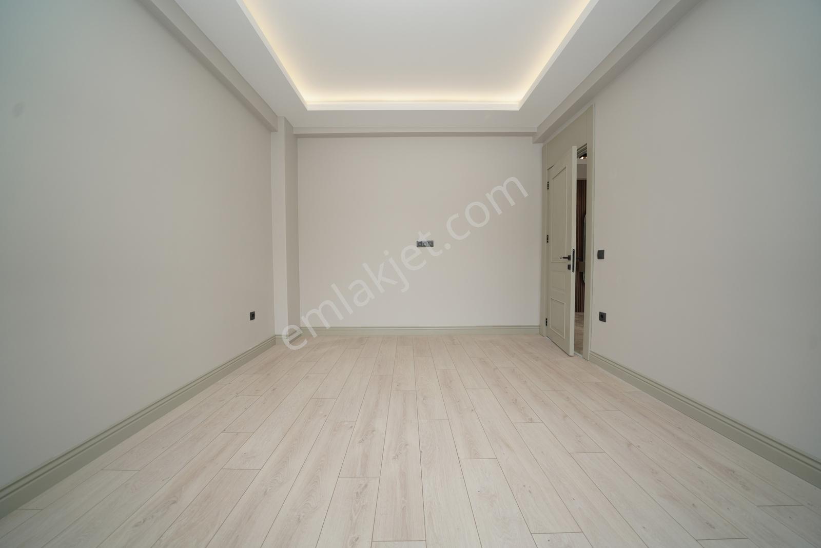 Konal 'dan | Cadde Üzeri Lüx 4+1 + Çamaşır + Giyinme Odalı Villa - Görsel 8