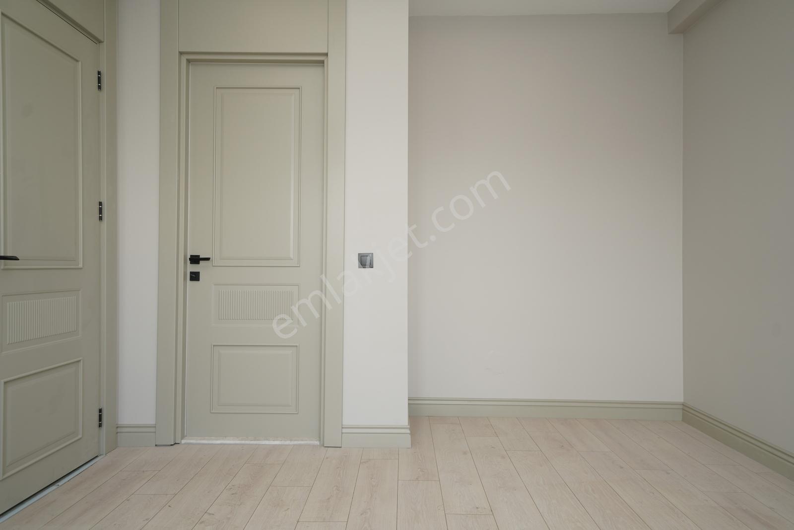 Konal 'dan | Cadde Üzeri Lüx 4+1 + Çamaşır + Giyinme Odalı Villa - Görsel 7