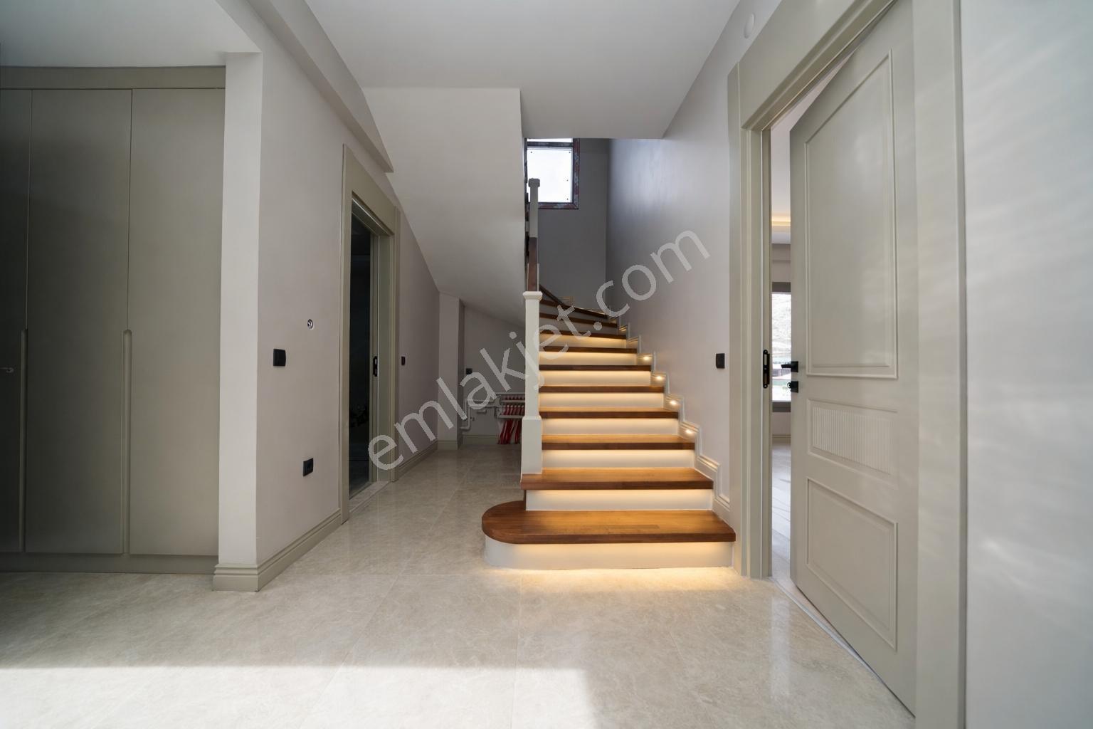 Konal 'dan | Cadde Üzeri Lüx 4+1 + Çamaşır + Giyinme Odalı Villa - Görsel 14