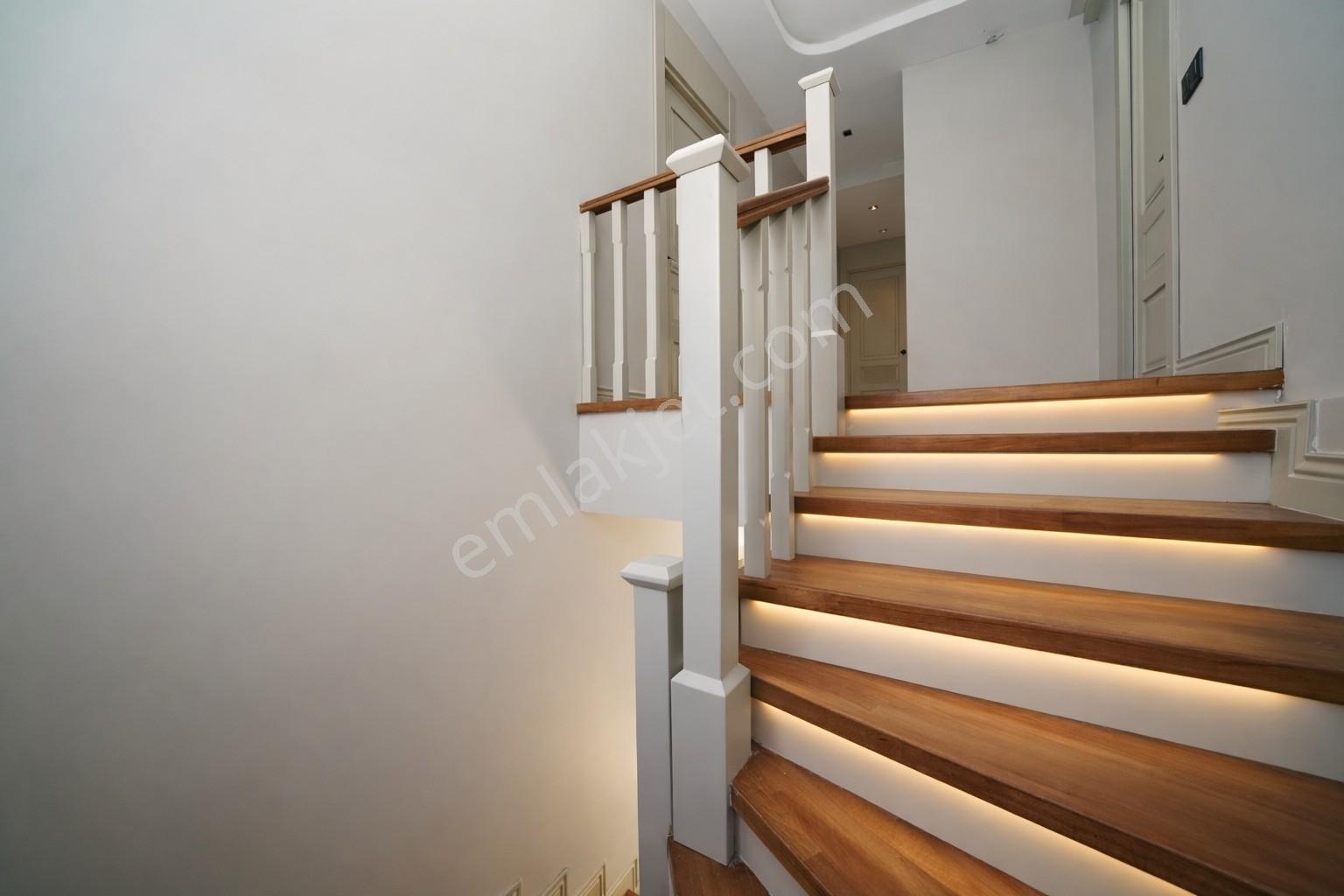 Konal 'dan | Cadde Üzeri Lüx 4+1 + Çamaşır + Giyinme Odalı Villa - Görsel 2