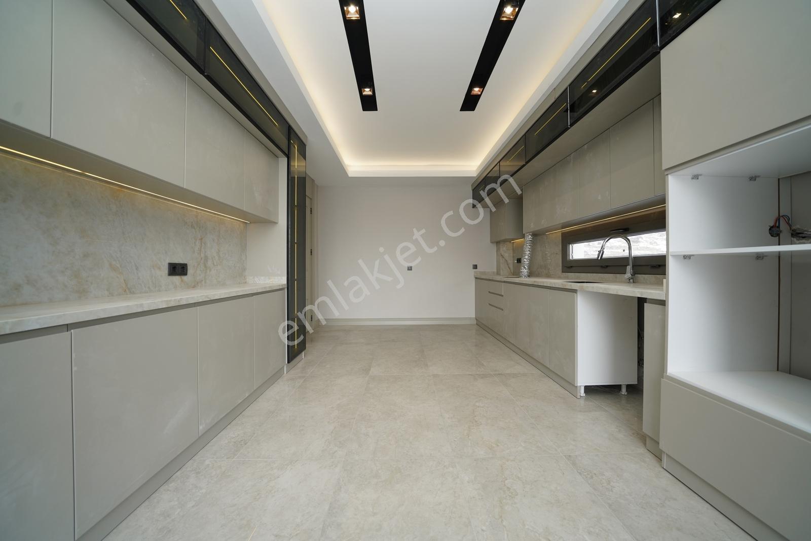 Konal 'dan | Cadde Üzeri Lüx 4+1 + Çamaşır + Giyinme Odalı Villa - Görsel 15