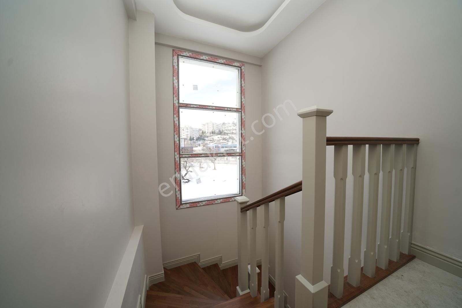 Konal 'dan | Cadde Üzeri Lüx 4+1 + Çamaşır + Giyinme Odalı Villa - Görsel 31