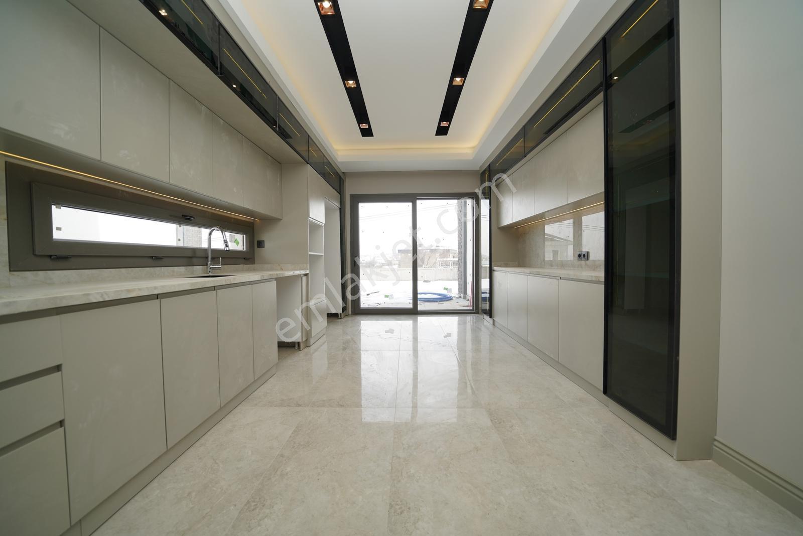 Konal 'dan | Cadde Üzeri Lüx 4+1 + Çamaşır + Giyinme Odalı Villa - Görsel 3