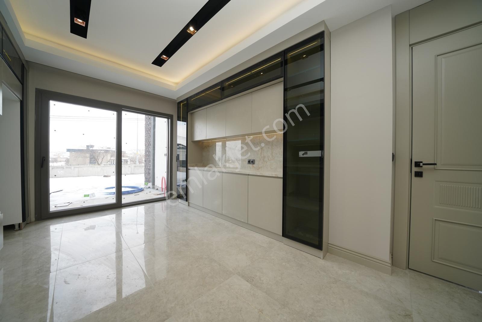 Konal 'dan | Cadde Üzeri Lüx 4+1 + Çamaşır + Giyinme Odalı Villa - Görsel 19