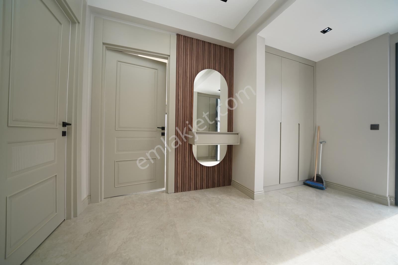 Konal 'dan | Cadde Üzeri Lüx 4+1 + Çamaşır + Giyinme Odalı Villa - Görsel 33