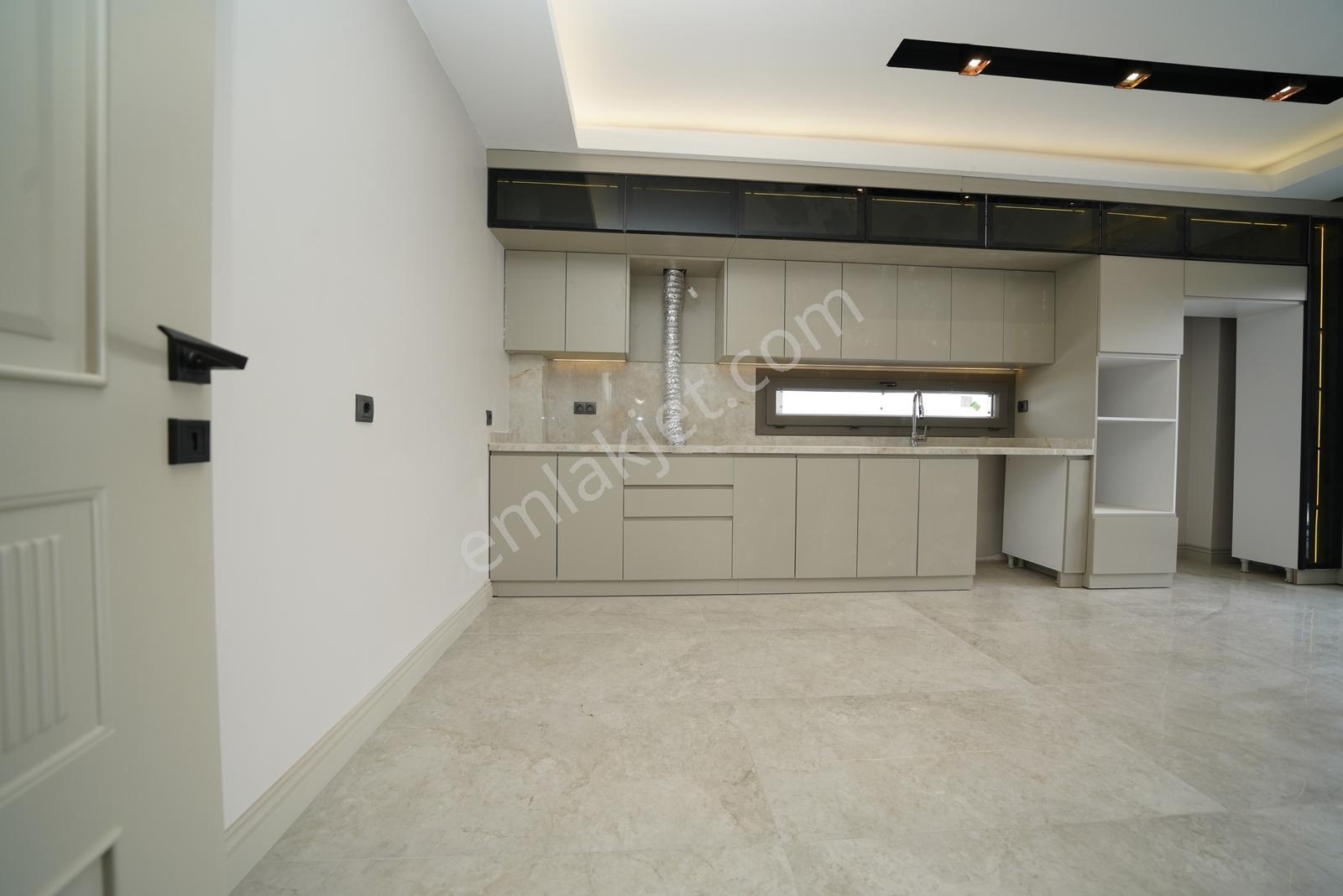 Konal 'dan | Cadde Üzeri Lüx 4+1 + Çamaşır + Giyinme Odalı Villa - Görsel 17