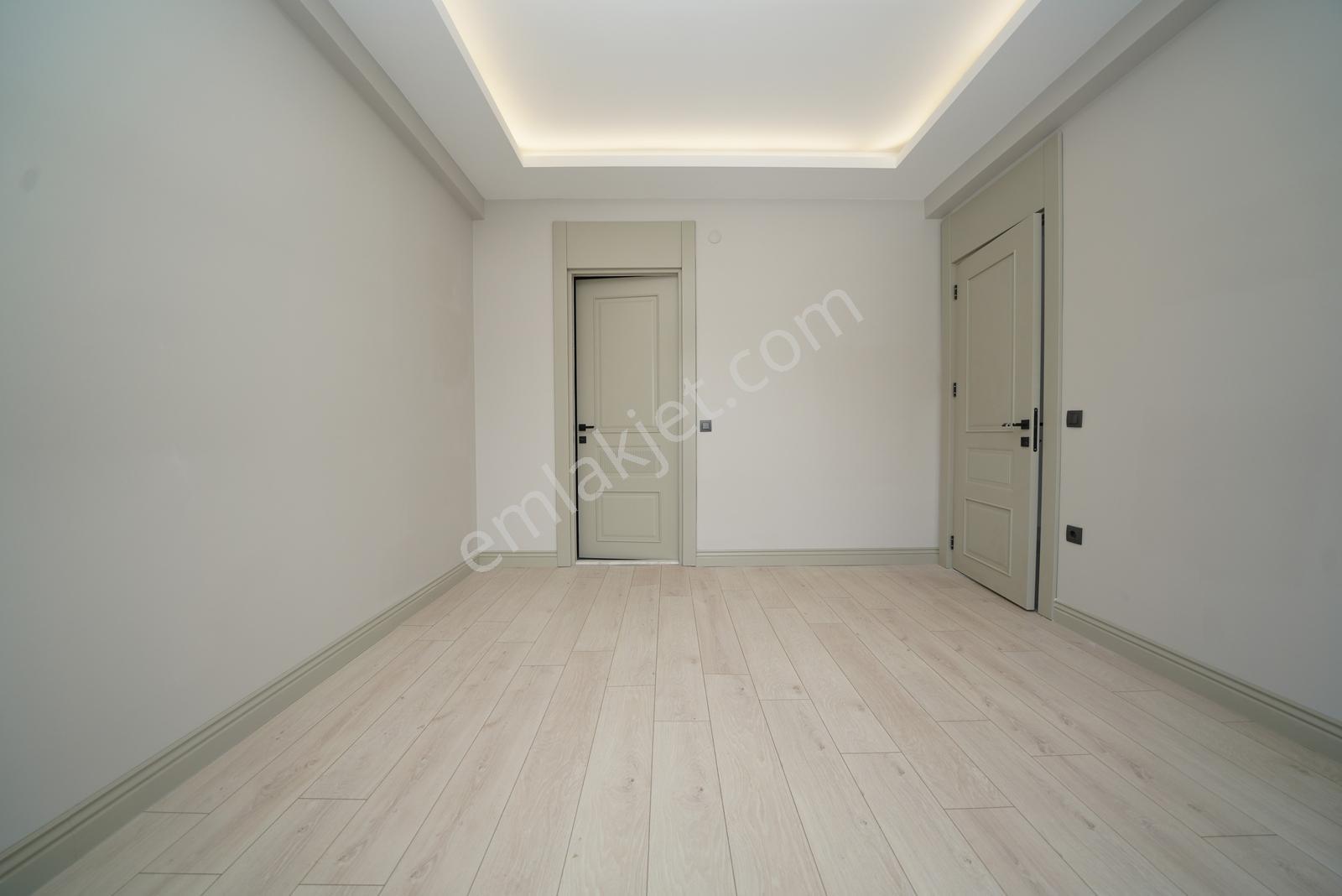 Konal 'dan | Cadde Üzeri Lüx 4+1 + Çamaşır + Giyinme Odalı Villa - Görsel 24