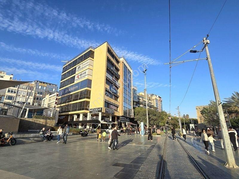Şehrin Kalbinde Deniz Manzaralı Devren Kiralık Ofis