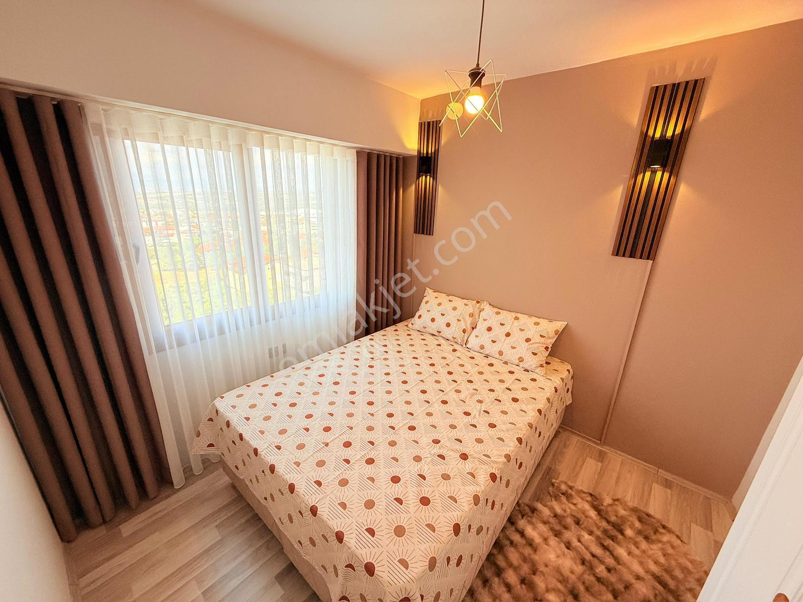 Zeytinköy Mahallesinde Arakat Balkonlu Asansörlü Yerden Isıtmalı Sitede Eşyalı 1+1 Apart A-y-1 - Görsel 5