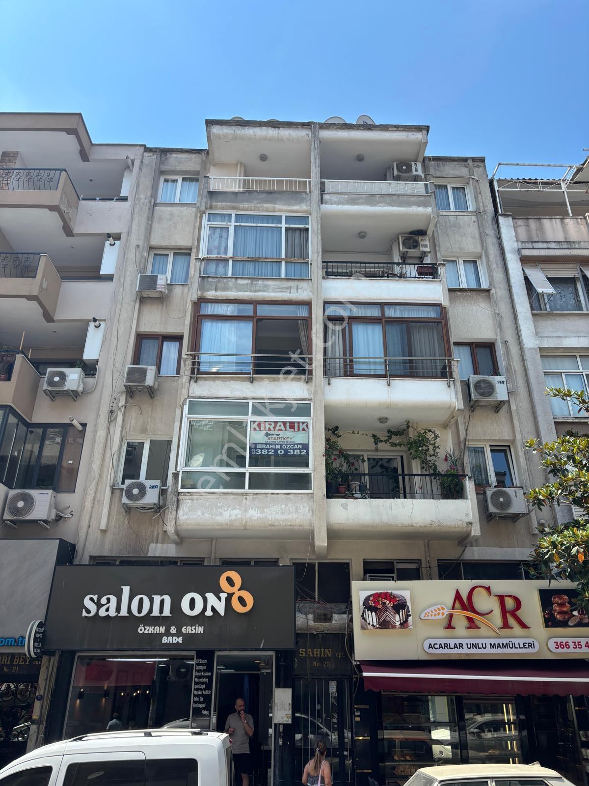 Karşıyaka Alaybey'de Merkezi Konumda Kiralık 2+1 Daire