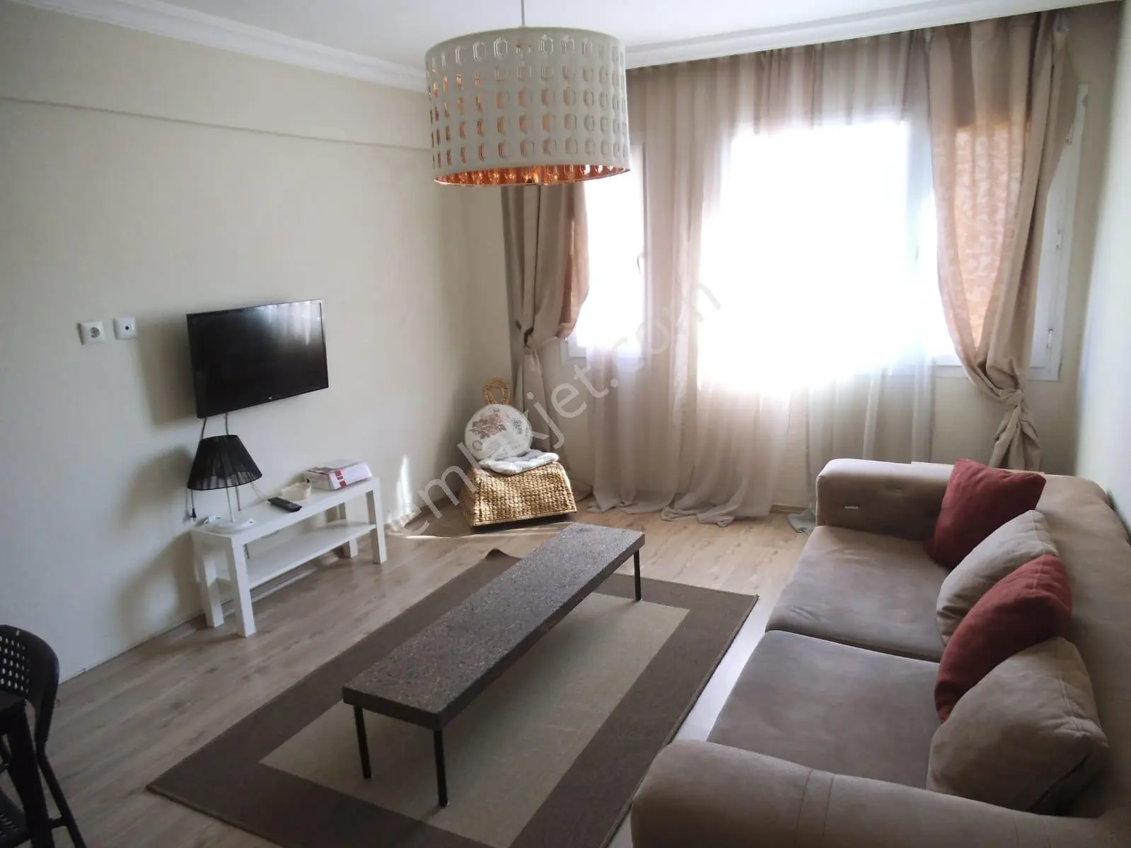 Karşıyaka Alaybey'de Merkezi Konumda Eşyalı Kiralık 2+1 Daire