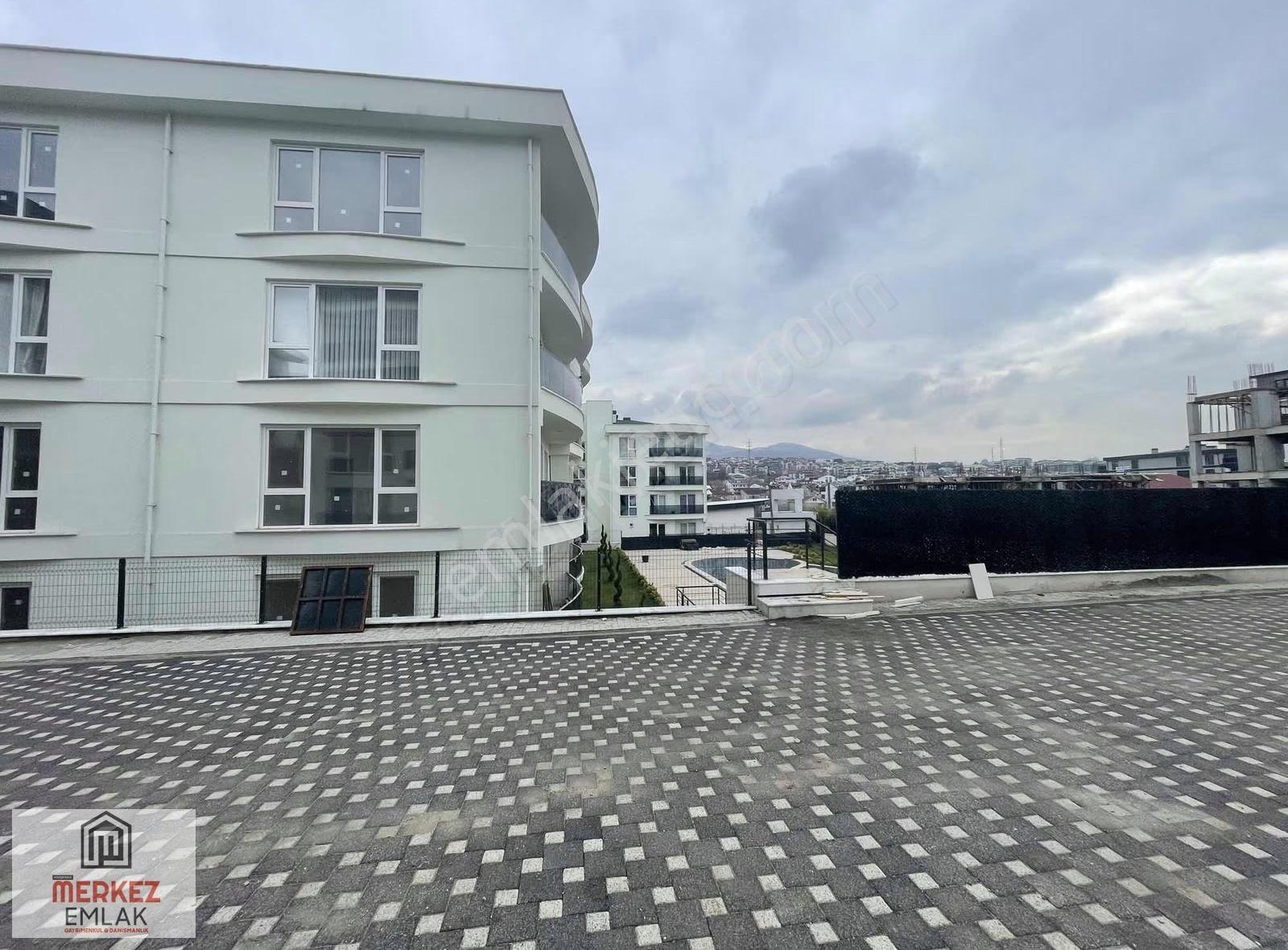 Başiskele Yeşilyurtta Mamik Reform Sitesinde Kiralık 3+1 En Üst