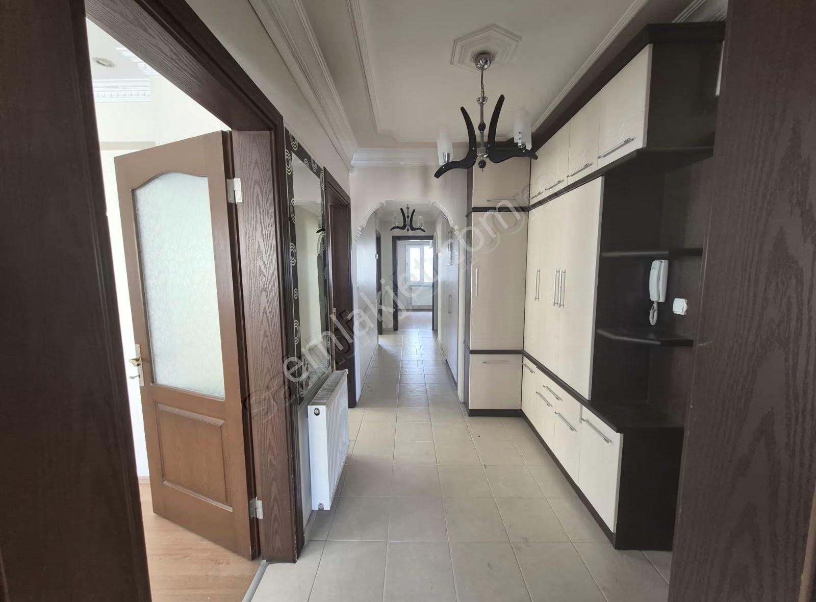 Dibek Caddesinde Kiralık Doğalgazlı 4+1 Daire - Görsel 4