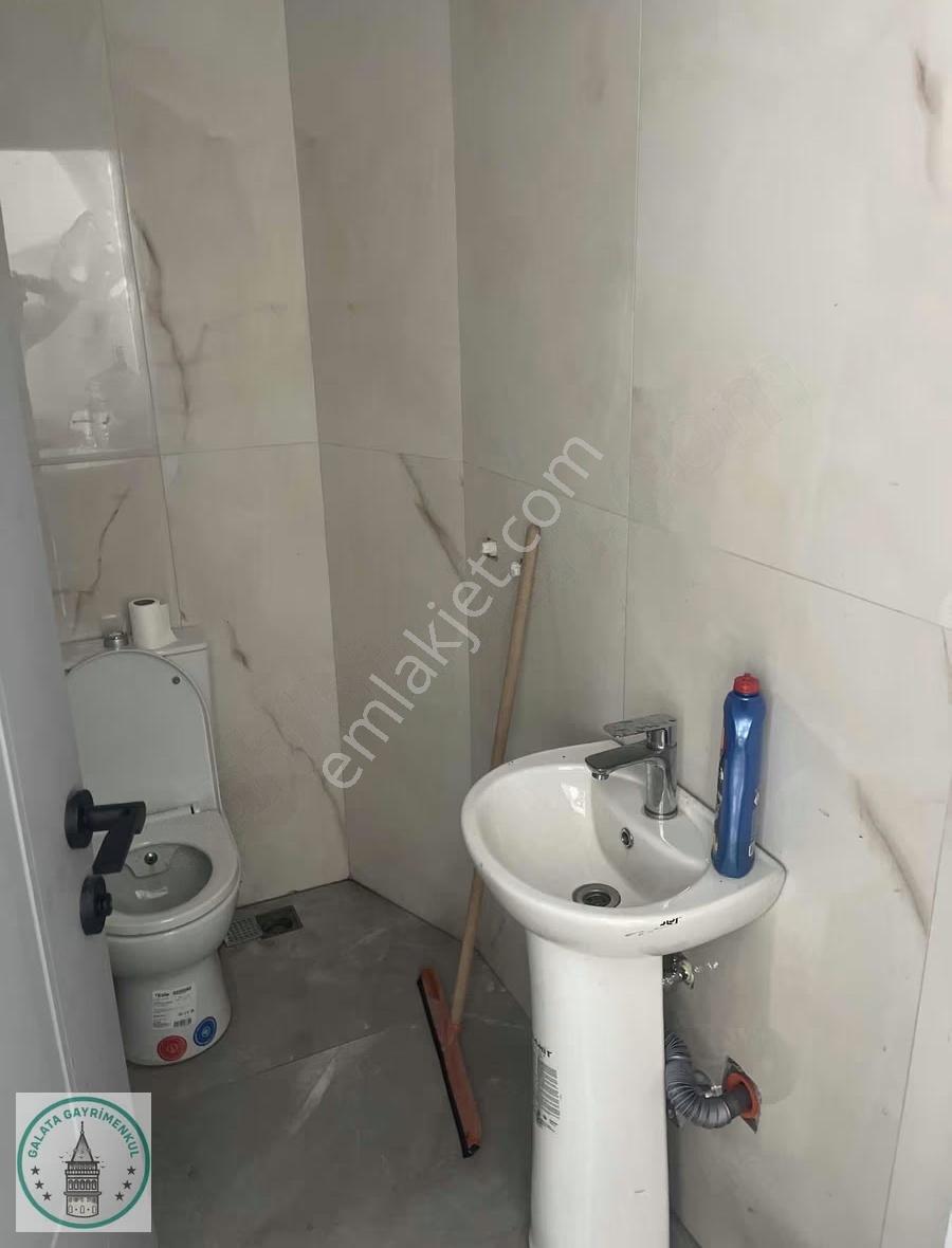 Galata'dan Sadullah Okulun Karşısı Kiralık Dükkan - Görsel 2