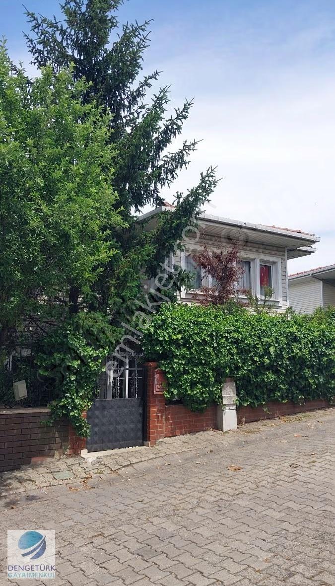 Çengelköy Ata 2'de Çıkışa Yakın Sağlam Zeminde Satılık Villa