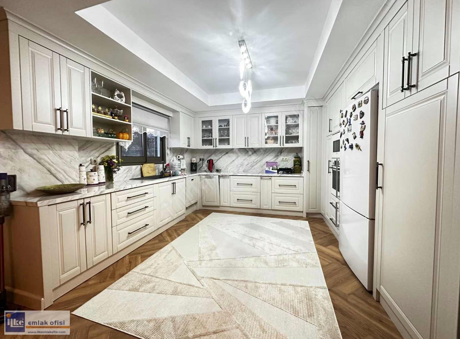 50.yıl Mahallesinde Emsalsiz Havuzlu Villa - Görsel 18