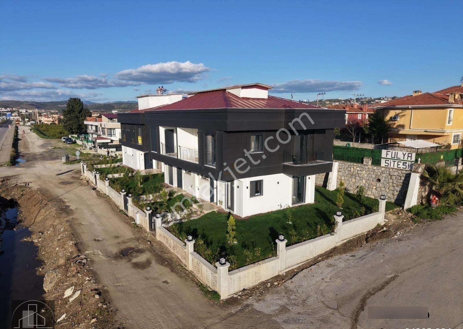 Seferihisar Tepecik Mahallesi'nde Satılık Modern Çelik Villa