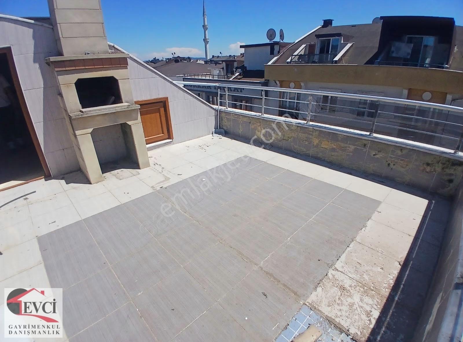 Çekmeköy Çamlık'ta Kiralık 1+1 Teraslı Çatı Katı