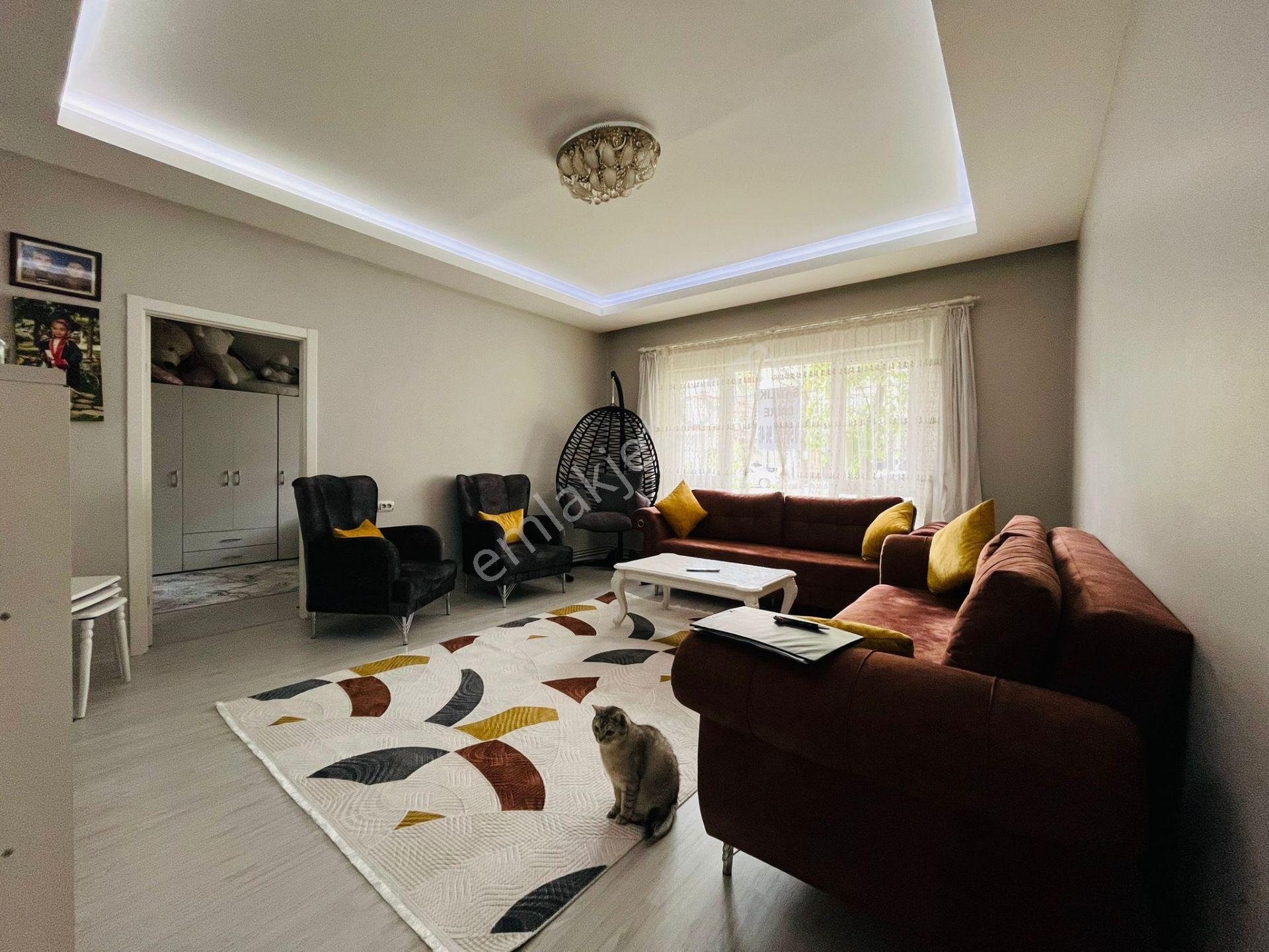 Bağlarbaşı Cadde Üzeri 2+1 100 M2 Giriş Kat Satılık Daire_!!