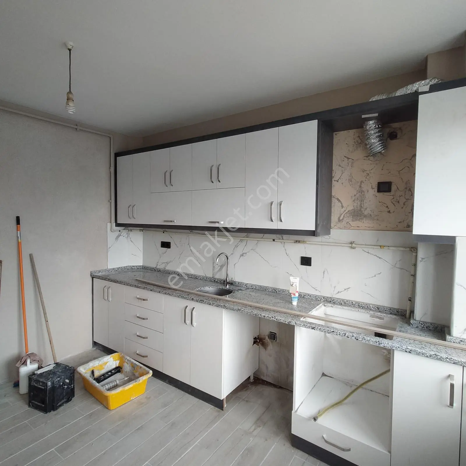 Ender Uysal Gayrimenkulden Bursa Caddesinde 3+1 İçi Yeni Tadilatlı Kiralık Daire.. - Görsel 4