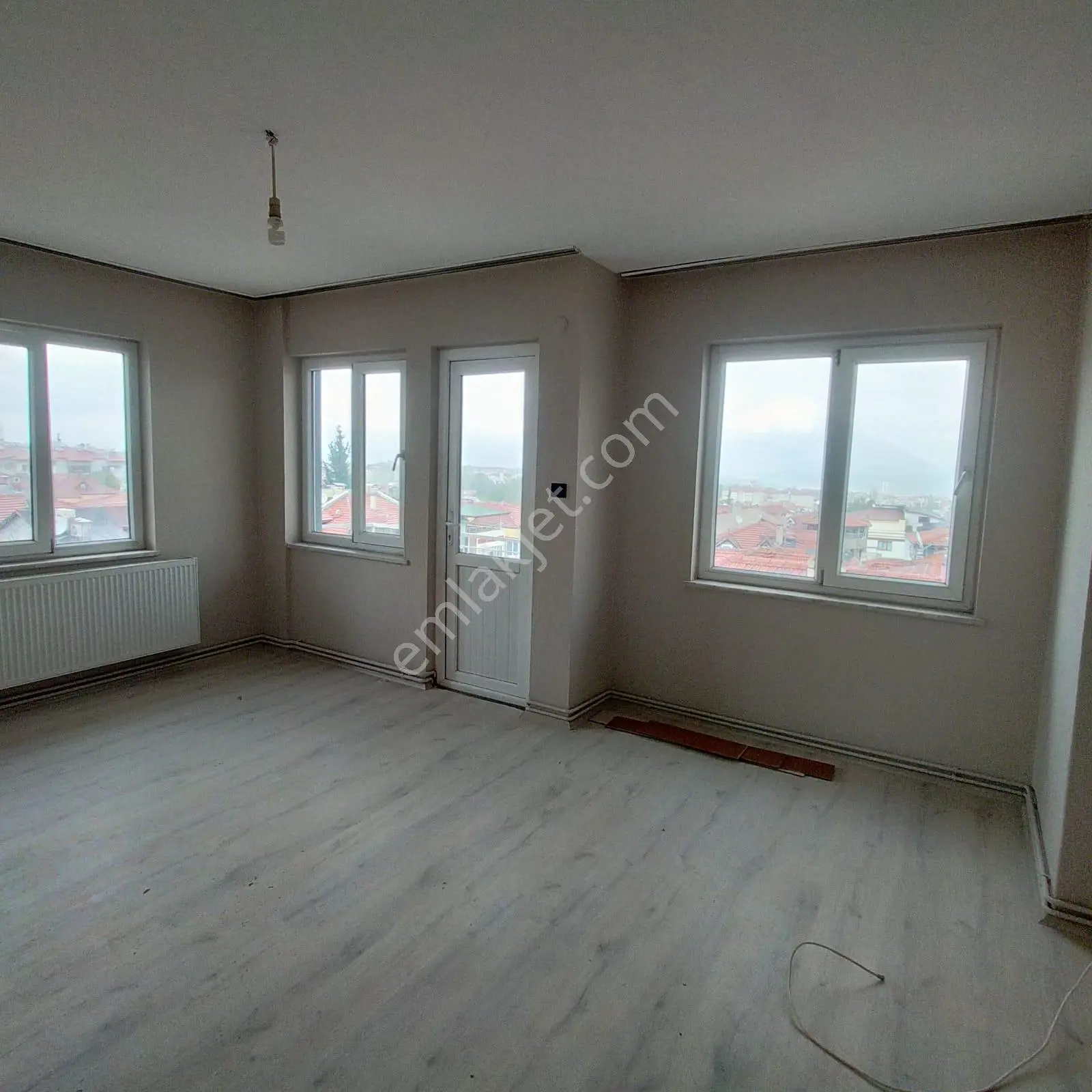 Ender Uysal Gayrimenkulden Bursa Caddesinde 3+1 İçi Yeni Tadilatlı Kiralık Daire.. - Görsel 5